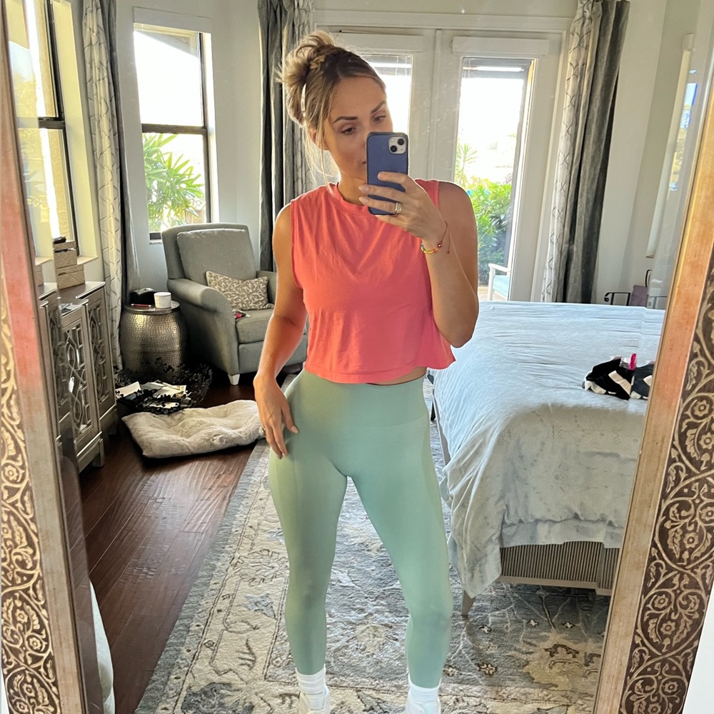 Lululemon crop top